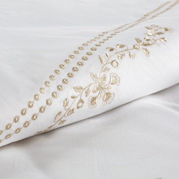 Ekskluzivna posteljina od egipatskog pamučnog makosatena ukrašena suptilnim vezom 160x200 cm, kolekcija REINA