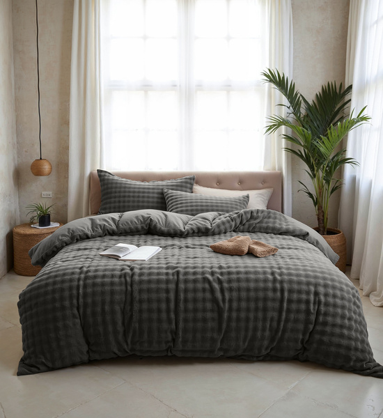 Lijepa i topla posteljina 140x220, pomponi od umjetnog krzna 