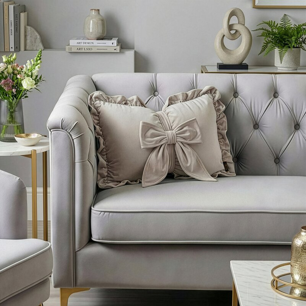 Baršunasti jastuk s punjenjem u obliku mašne 55x35 cm, obrubljen volanima,