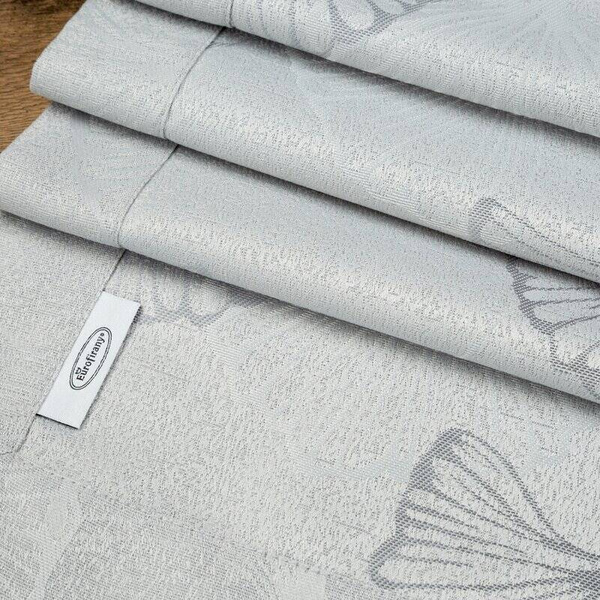 Stolnjak 145x400 otporan na mrlje ukrašen jacquard uzorkom lišća ginka i ukrasnim rubom Diana