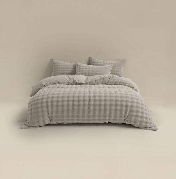 Lijepa i topla posteljina 220x200, pomponi od umjetnog krzna 