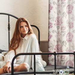 Zavjesa 140x250 od tkanine s dodatkom lana, ukrašena suptilnim cvjetnim printom- DAVENA