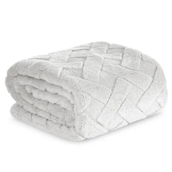 Flano deka 220x200 ukrašena reljefnim uzorkom CARO