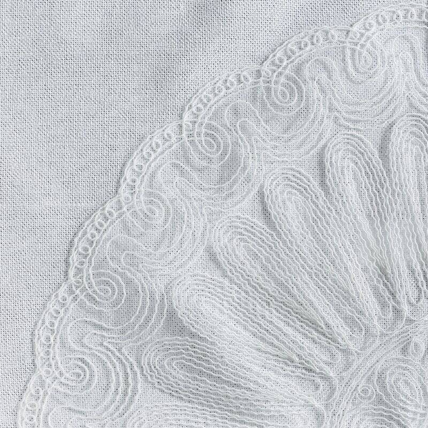 PREMIUM stolnjak 140x280 ukrašen rubom i vezenom čipkom ELEN