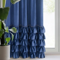 Gotova baršunasta zavjesa s volanima i ukrasnim kamenčićima Carli 140 x 250 cm