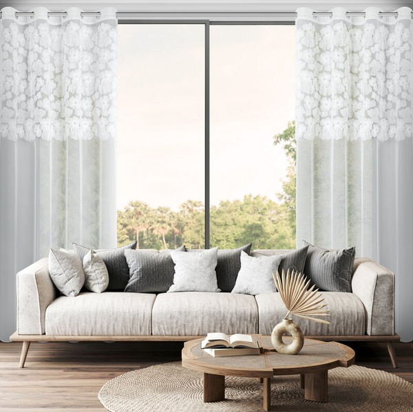 Bijela mrežasta zavjesa ukrašena cvijećem i malim 3D perlicama, 140x250 cm- JASMIN 3 Eva Minge