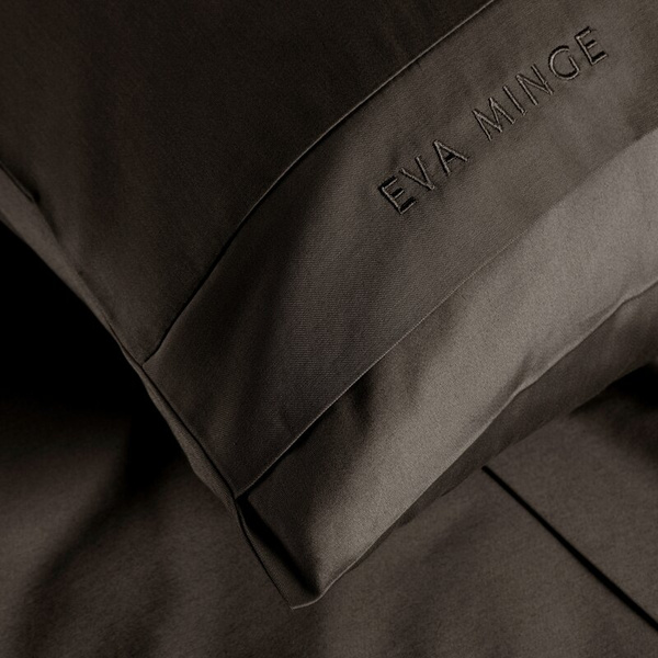 Ekskluzivna pamučna posteljina dimenzija 160x200 cm, makosatin s ukrasnim rubovima i vezom, kolekcija MINGE ELEGANTE