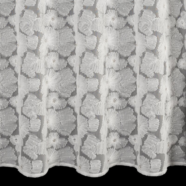 Bijela mrežasta zavjesa ukrašena cvijećem i malim 3D perlicama, 140x250 cm- JASMIN Eva Minge