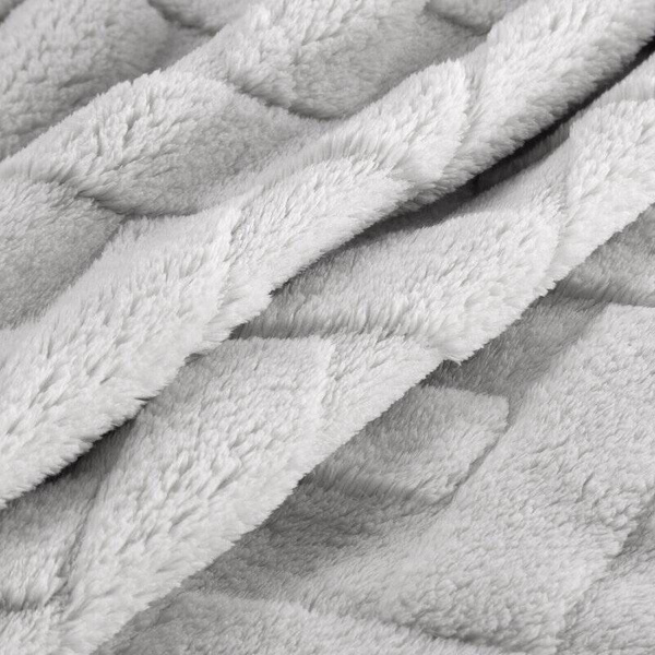 Flano deka 150x200 ukrašena reljefnim uzorkom CARO