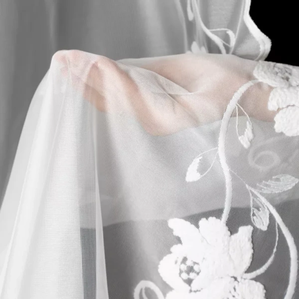 Set od 2 bijele zavjese od fine mreže ukrašene suptilnim vezom, 140x270 cm - LETI