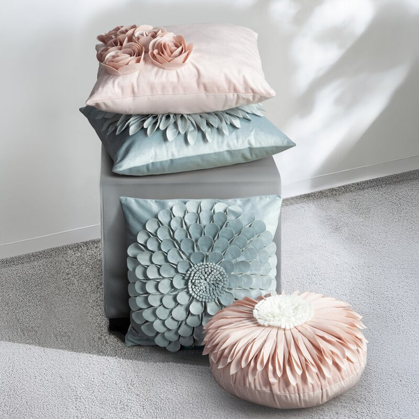 Baršunasta jastučnica 45 x 45 cm ukrašena 3D ružama Flores 1