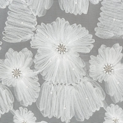 Bijela mrežasta zavjesa ukrašena cvijećem i malim 3D perlicama,, 140x250 cm, rupice - JASMIN 2 Eva Minge