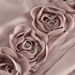 Ekskluzivna baršunasta zavjesa ukrašena 3D aplikacijom ruže 140x270 cm traka - ROSES Eva Minge