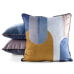 Baršunasta jastučnica 45x45 ukrašena geometrijskim uzorkom i ukrasnim rubom VELVET