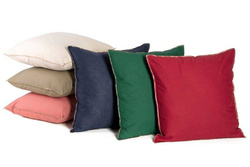 Jednobojna jastučnica od tkanine sa dodatkom lana, obrubljena zlatnim koncem 45x45 Len 4