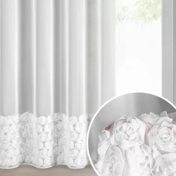 Bijela mrežasta zavjesa ukrašena 3D aplikacijom ruže, 140x250 cm - ROSES3 - Eva Minge