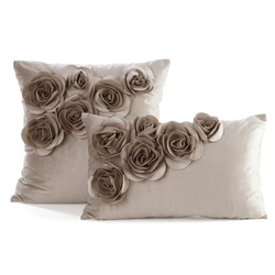 Baršunasta jastučnica 30 x 50 cm ukrašena 3D ružama Flores 1