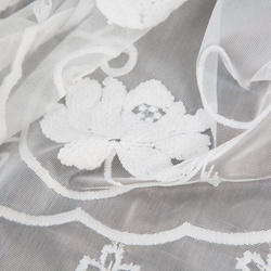 Kratka bijela zavjesa od fine mreže ukrašena suptilnim vezom, 350x70 cm - LETI