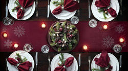 Stolnjak, trkač za stol božićni tamnoplavi baršunasti ukrašen srebrnim printom sa kamenčićima 40x140 Arissa