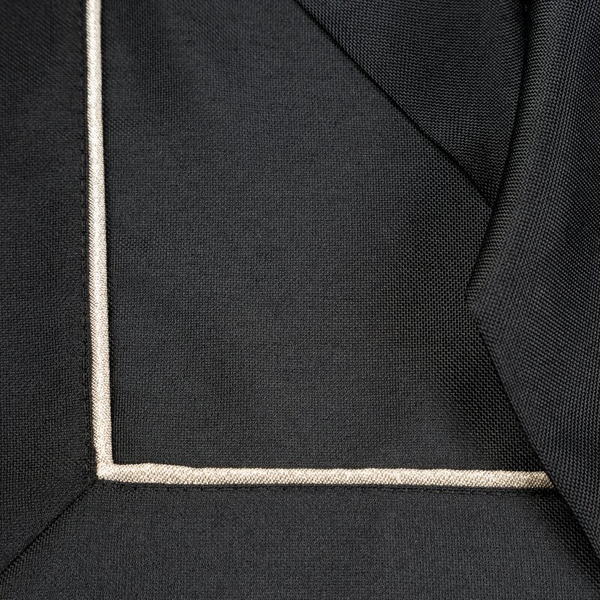 Stolnjak, salveta 85x85 ukrašen trakom i nježnim srebrnim obrubom u elegantnom pakiranju