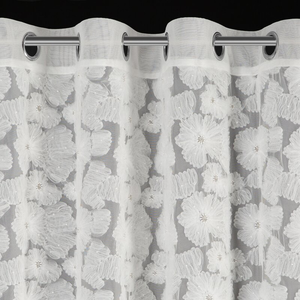Bijela mrežasta zavjesa ukrašena cvijećem i malim 3D perlicama, 140x250 cm- JASMIN Eva Minge