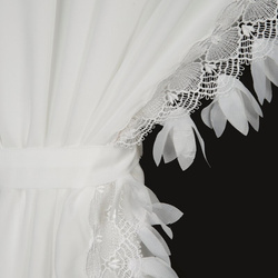 Bijela šifonska zavjesa ukrašena aplikacijom, uključena s uzicama, 400x160 cm - LORETA