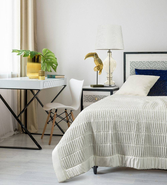 Stolna lampa alisa na postolju od dimljenog stakla sa abažurom od baršunaste tkanine s maštovitim uzorkom 35x70