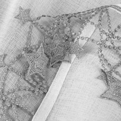 Bijelo-srebrna kuhinjska zavjesa od gaze ukrašena božićnim zvijezdama, tunel 150x90 cm - XMAS