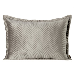 PREMIUM jastučnica 50x70 izrađena od mekog i mat baršuna, prošivena u uzorku riblje kosti metodom vrućeg prešanja Sofia