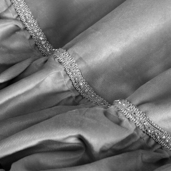 Gotova baršunasta zavjesa s volanima i ukrasnim kamenčićima Carli 140 x 250 cm