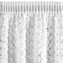 Bijela mrežasta zavjesa ukrašena 3D ružama 140x270 cm- ROSES1 Eva Minge