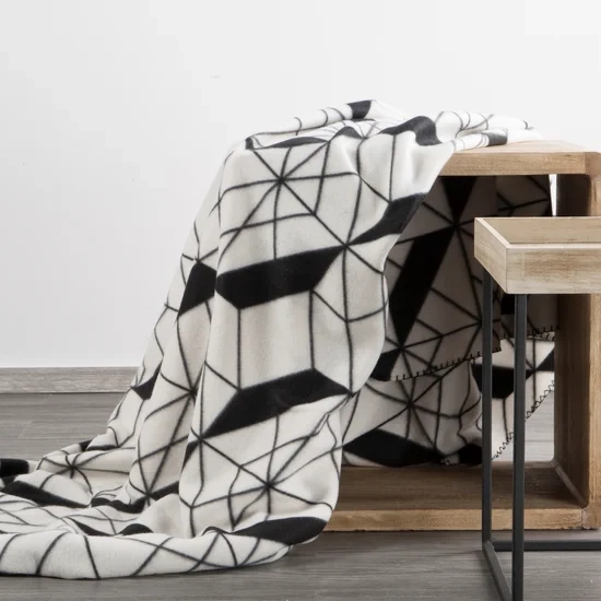 Deka s geometrijskim printom 150x200 Geo1