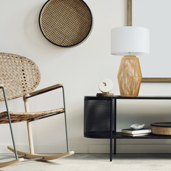 Lampa dekorativna bijela u boho stilu na bež podlozi koja imitira ratan Frida 40X40X69