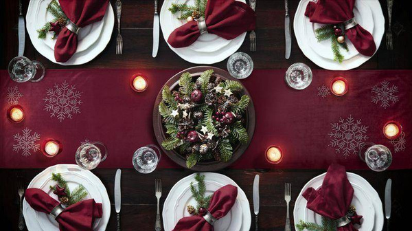 Stolnjak, trkač za stol božićni tamnoplavi baršunasti ukrašen srebrnim printom sa kamenčićima 40x140 Arissa