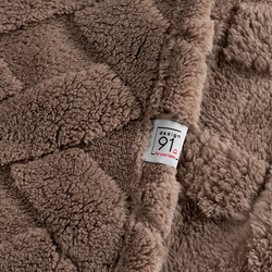 Jastučnica 45x45 cm srebrna od mekog pliša ukrašena reljefnim uzorkom CARO 