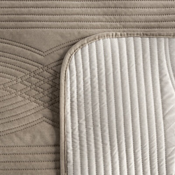 Prekrivač od ​​baršuna 240x220 cm, prošiven vrućim prešanjem s geometrijskim uzorkom - VELVET2