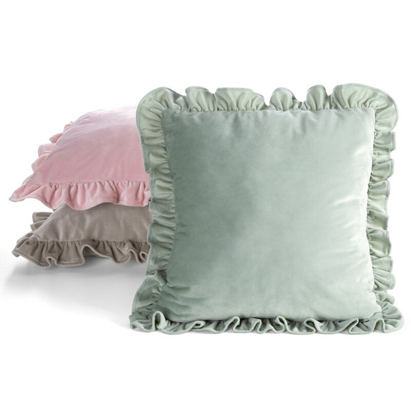 Baršunasta jastučnica 45x45 cm, ukrašena volanima na rubovima Brenda