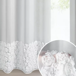 Bijela šifonska zavjesa ukrašena 3D aplikacijom ruže, 140x250 cm, s ušicama - ROSES - Eva Minge