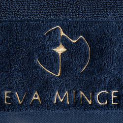 EVA MINGE GAJA ručnik 70x140 od pamučnog frotira s baršunastim rubom i vezom s logom kolekcije, 550 g/m2