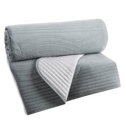 Prekrivač od ​​baršuna 170x210 cm, prošiven vrućim prešanjem s geometrijskim uzorkom - VELVET2