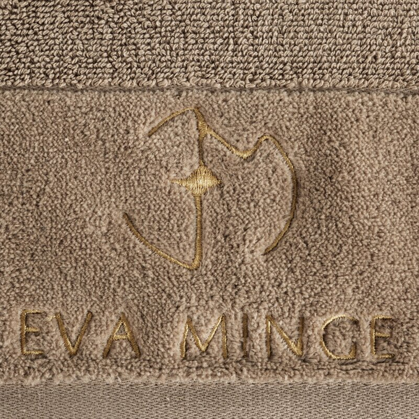 EVA MINGE GAJA ručnik 30x50 od pamučnog frotira s baršunastim rubom i vezom s logom kolekcije, 550 g/m2