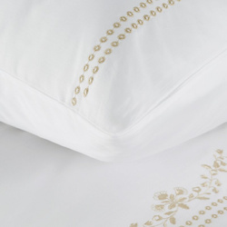 Ekskluzivna posteljina od egipatskog pamučnog makosatena ukrašena suptilnim vezom 160x200 cm, kolekcija REINA