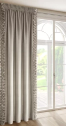 Ekskluzivna baršunasta zavjesa ukrašena 3D aplikacijom ruže 140x270 cm traka - ROSES Eva Minge