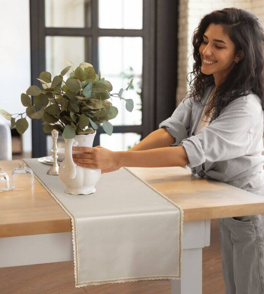 Stolnjak 85x85 s ukrasom izvezenim u boji šampanjca Lace