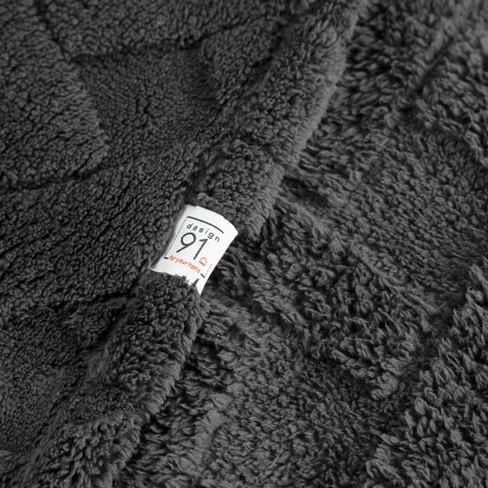 Flano deka 70x160 ukrašena reljefnim uzorkom CARO