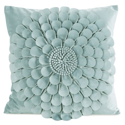 Baršunasta jastučnica dimenzija 45x45 cm ukrašena trodimenzionalnim cvjetnim motivom FLORES 2