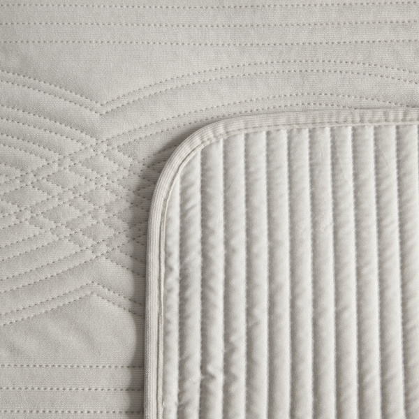 Prekrivač od ​​baršuna 240x220 cm, prošiven vrućim prešanjem s geometrijskim uzorkom - VELVET2