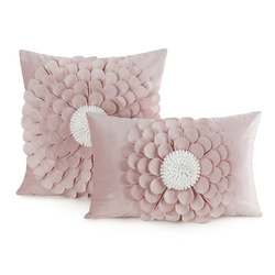 Baršunasta jastučnica dimenzija 30 x 50 cm ukrašena trodimenzionalnim cvjetnim motivom FLORES 2