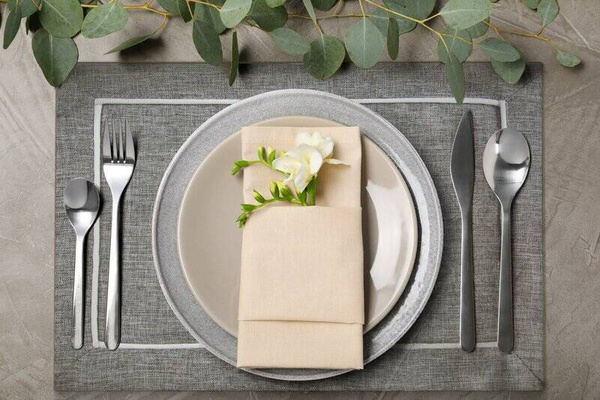 Set od 4 podmetači za stol u sivoj boji ukrašen rubom, 30x40 Megi