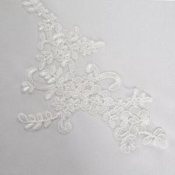 Stolnjak 85x85 s delikatnom čipkom Bari